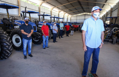 Ciro Nogueira acompanha entrega de tratores a nove prefeituras do Piauí